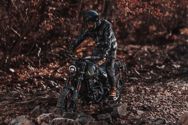 Benelli LEONCINO250 with REDWINGS