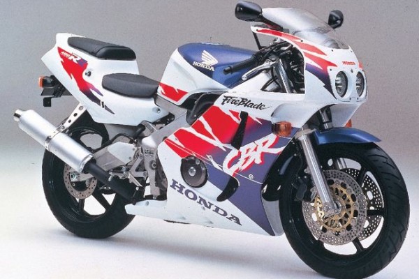 따뜻한 아이스 아메리카노는 존재한다. (CBR400RR)