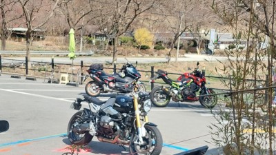 투어 중 담만장~ 느므 조으다!